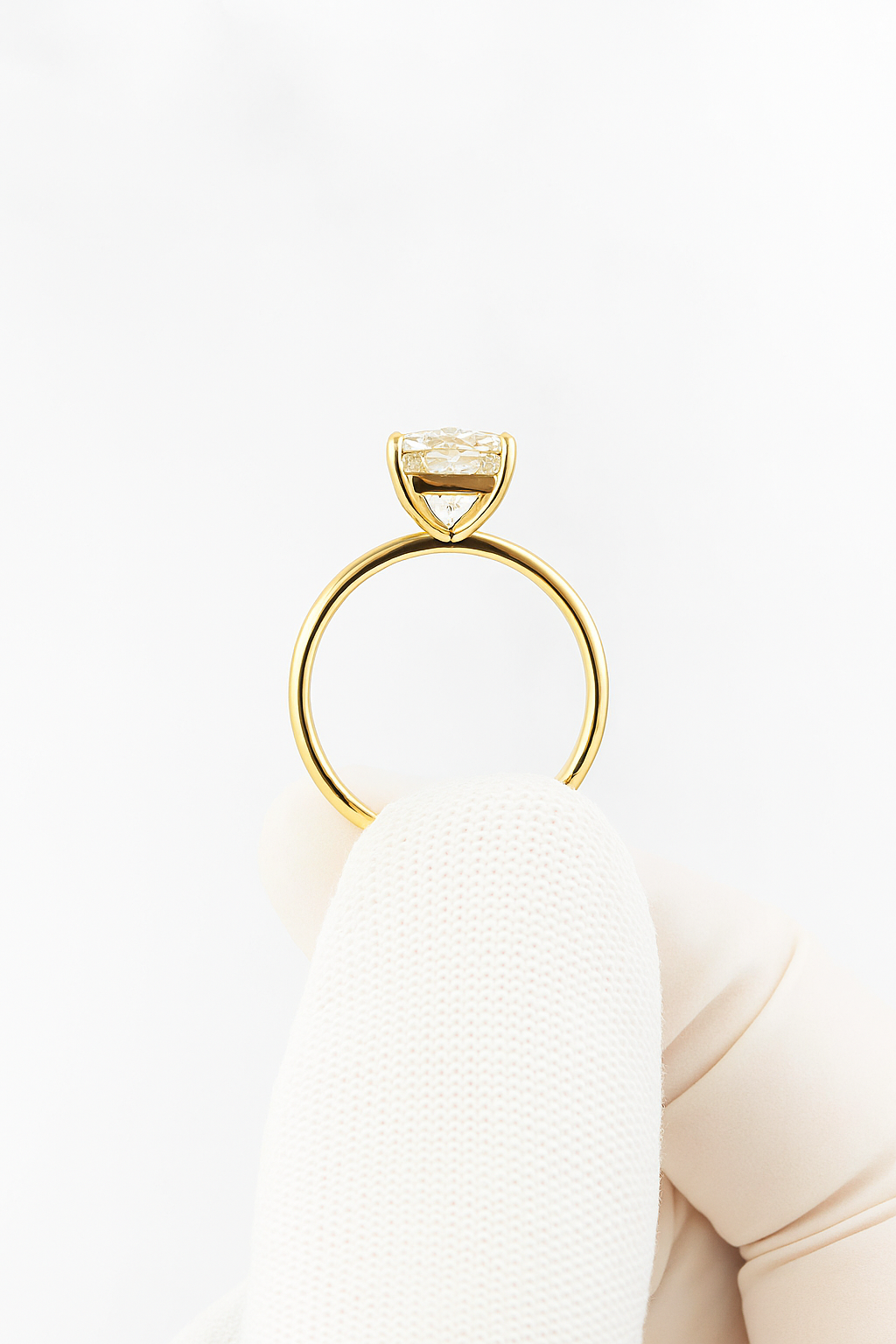 Radiant-Cut Moissanite Engagement Ring in Yellow Gold – D Color, VVS1 Clarity