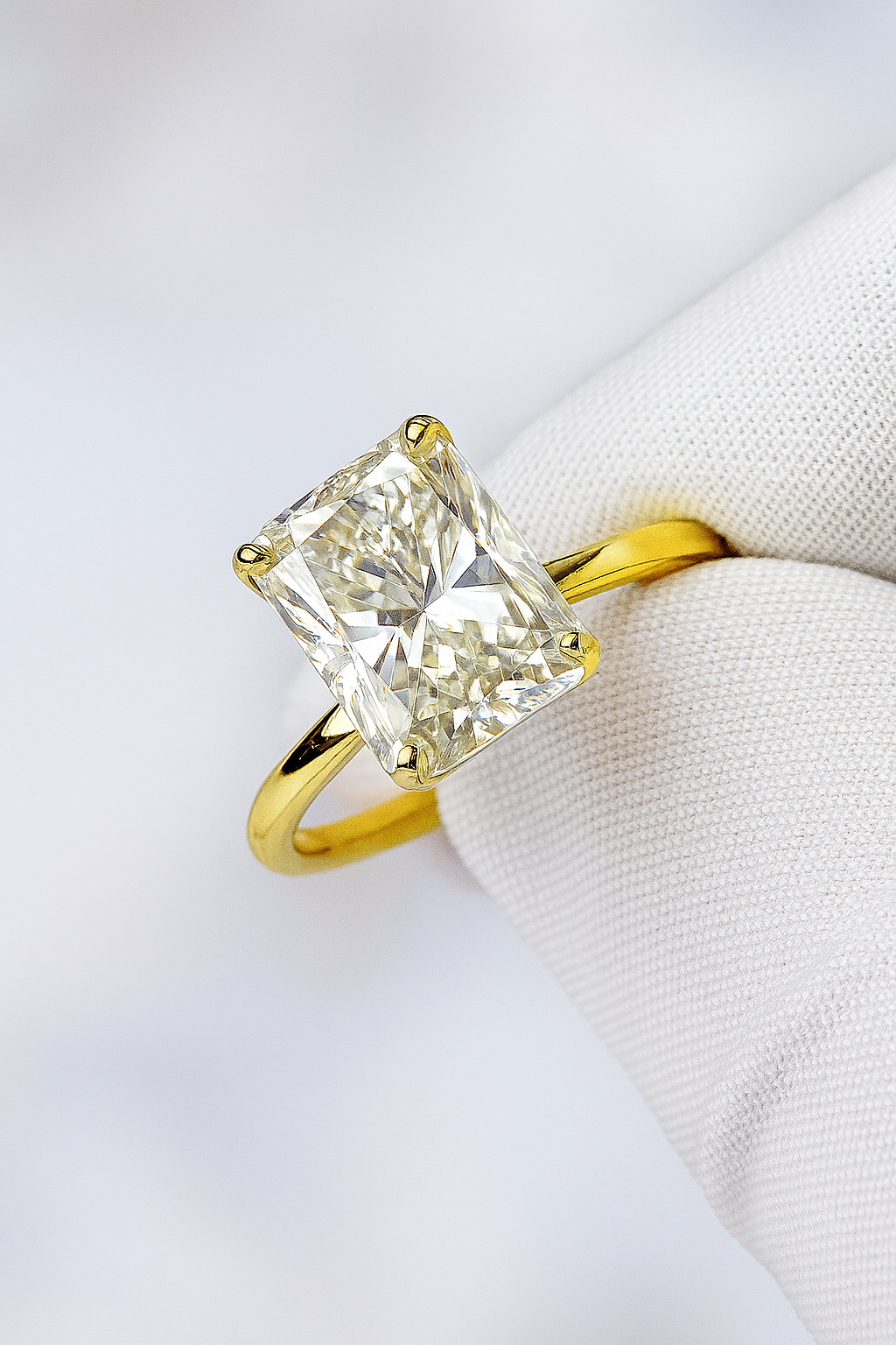 Radiant-Cut Moissanite Engagement Ring in Yellow Gold – D Color, VVS1 Clarity